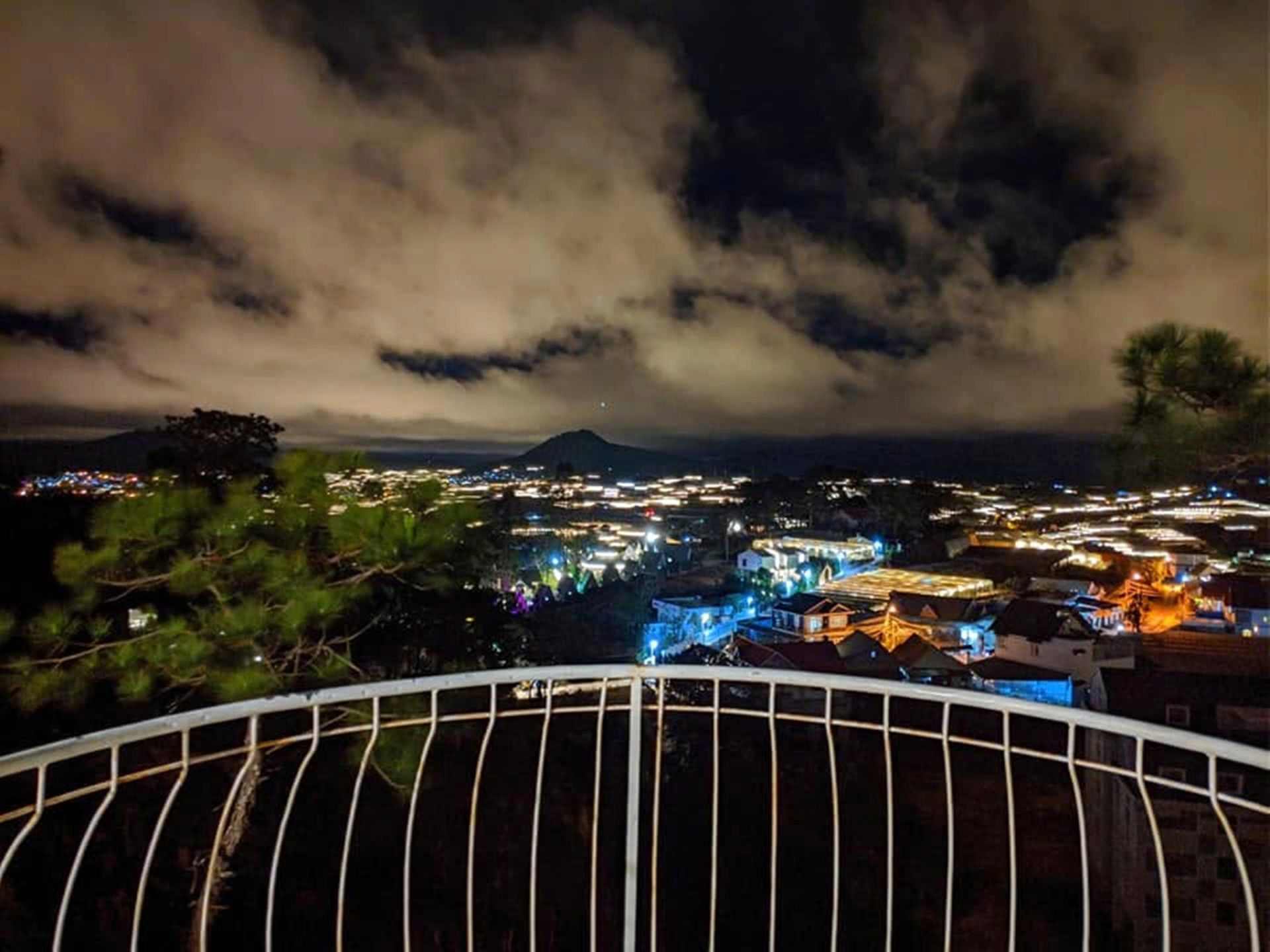 View từ ban công một căn biệt thự từ khu du lịch Nam Hồ. View từ ban công một căn biệt thự từ khu du lịch Nam Hồ.