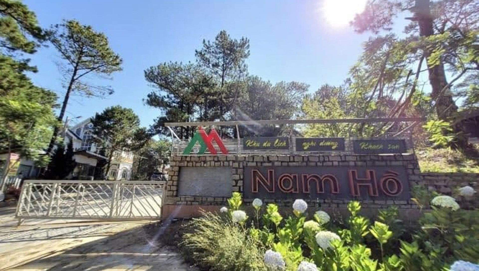 Cổng vào khu du lịch Nam Hồ. Cổng vào khu du lịch Nam Hồ.