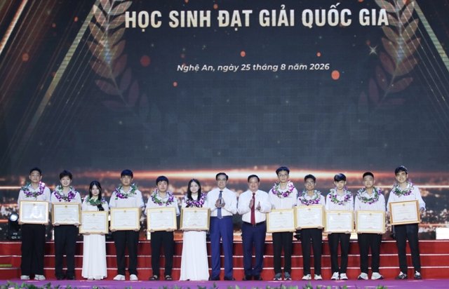 B&iacute; thư Tỉnh ủy Nguyễn Khắc Thận v&agrave; Chủ tịch UBND tỉnh V&otilde; Trọng Hải tặng hoa v&agrave; Bằng khen cho c&aacute;c em học sinh đạt giải Quốc tế v&agrave; giải Nhất Quốc gia.