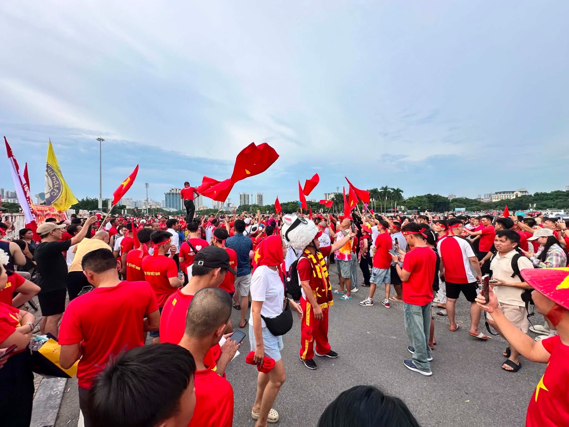 Đ&ocirc;ng đảo người h&acirc;m mộ nhuộm đỏ khu vực s&acirc;n Mỹ Đ&igrave;nh trước giờ b&oacute;ng lăn trận chung kết lượt về giữa Việt Nam v&agrave; Th&aacute;i Lan. Ảnh: hongvan