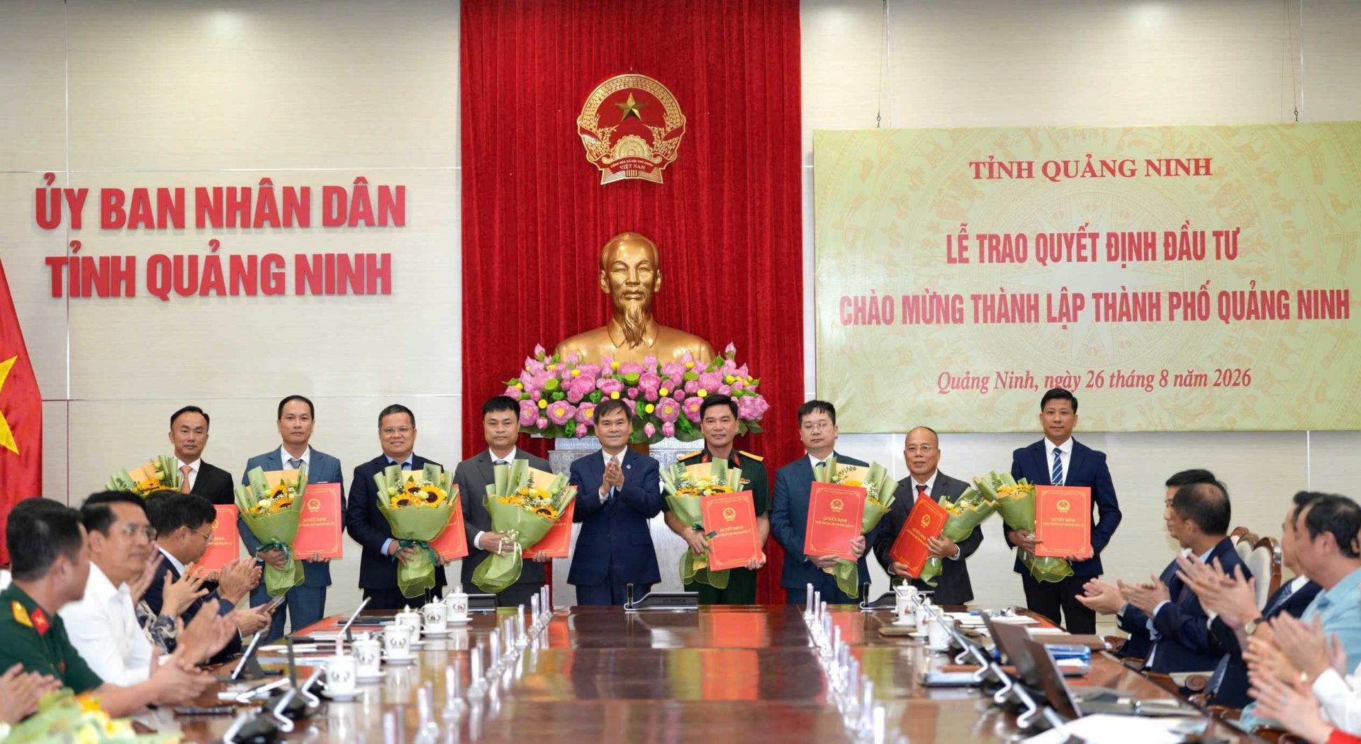 Ông Bùi Văn Khắng, Phó Bí thư Tỉnh ủy, Chủ tịch UBND tỉnh Quảng Ninh, trao Quyết định chấp thuận chủ trương đầu tư, giấy chứng nhận đăng ký đầu tư và quyết định thành lập cụm công nghiệp cho các nhà đầu tư Ông Bùi Văn Khắng, Phó Bí thư Tỉnh ủy, Chủ tịch UBND tỉnh Quảng Ninh, trao Quyết định chấp thuận chủ trương đầu tư, giấy chứng nhận đăng ký đầu tư và quyết định thành lập cụm công nghiệp cho các nhà đầu tư