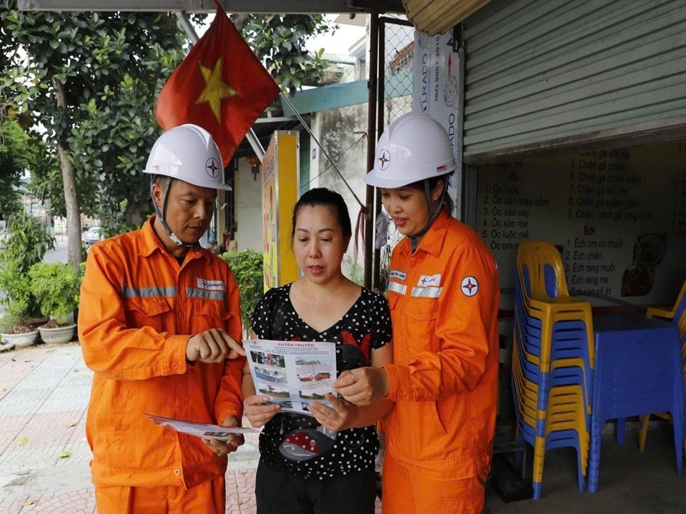 Cán bộ Điện lực tuyên truyền, hướng dẫn người dân sử dụng điện an toàn, tiết kiệm và hiệu quả Cán bộ Điện lực tuyên truyền, hướng dẫn người dân sử dụng điện an toàn, tiết kiệm và hiệu quả
