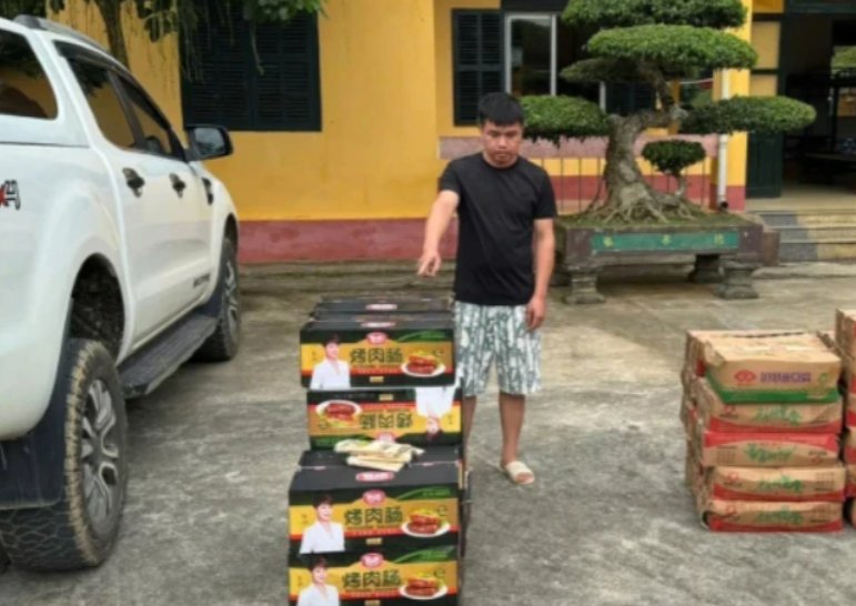 Đối tượng Triệu Văn Sĩ cùng tang vật bị lực lượng chức năng bắt giữ. Ảnh: BCB Đối tượng Triệu Văn Sĩ cùng tang vật bị lực lượng chức năng bắt giữ. Ảnh: BCB