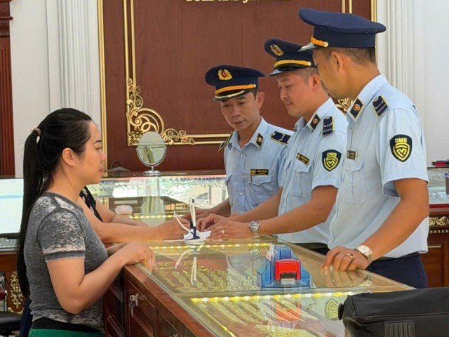 Chi cục QLTT Nghệ An tổ chức tuyên truyền đến các Doanh nghiệp kinh doanh vàng bạc trên địa bàn nhằm mục bạch hóa hoạt động lĩnh vực kinh doanh này. Chi cục QLTT Nghệ An tổ chức tuyên truyền đến các Doanh nghiệp kinh doanh vàng bạc trên địa bàn nhằm mục bạch hóa hoạt động lĩnh vực kinh doanh này.