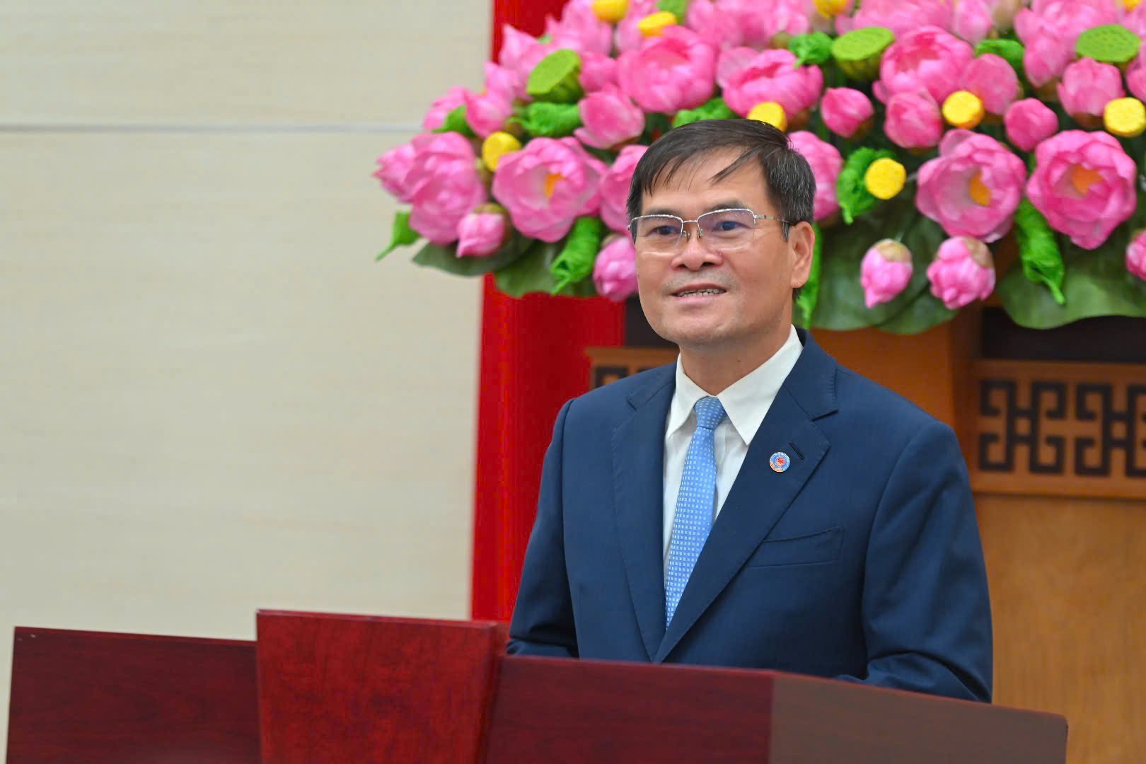 Ông Bùi Văn Khắng, Phó Bí thư Tỉnh ủy, Chủ tịch UBND tỉnh Quảng Ninh, phát biểu tại hội nghị Ông Bùi Văn Khắng, Phó Bí thư Tỉnh ủy, Chủ tịch UBND tỉnh Quảng Ninh, phát biểu tại hội nghị