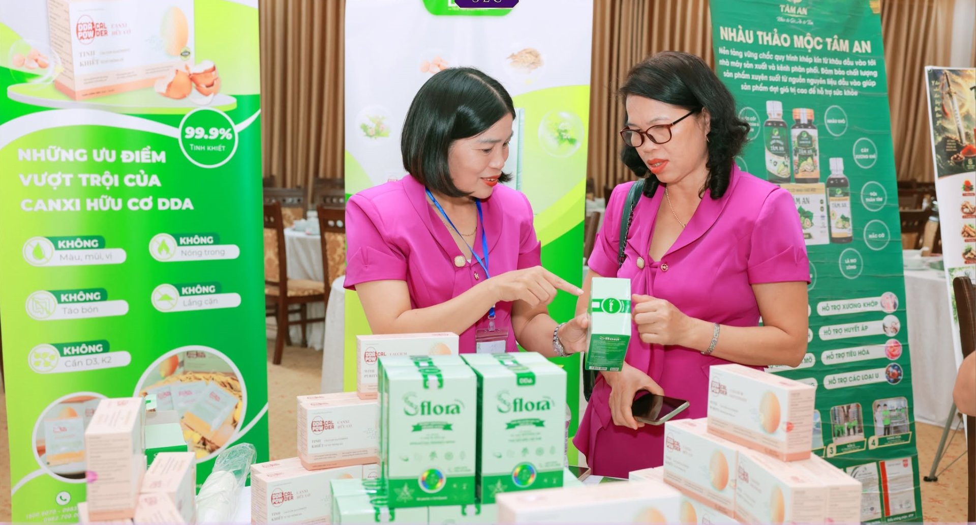 Trong khuôn khổ diễn ra sự kiện, các đơn vị thành viên của Câu lạc bộ cũng giới thiệu các sản phẩm của mình tới đông đảo các đối tác Trong khuôn khổ diễn ra sự kiện, các đơn vị thành viên của Câu lạc bộ cũng giới thiệu các sản phẩm của mình tới đông đảo các đối tác