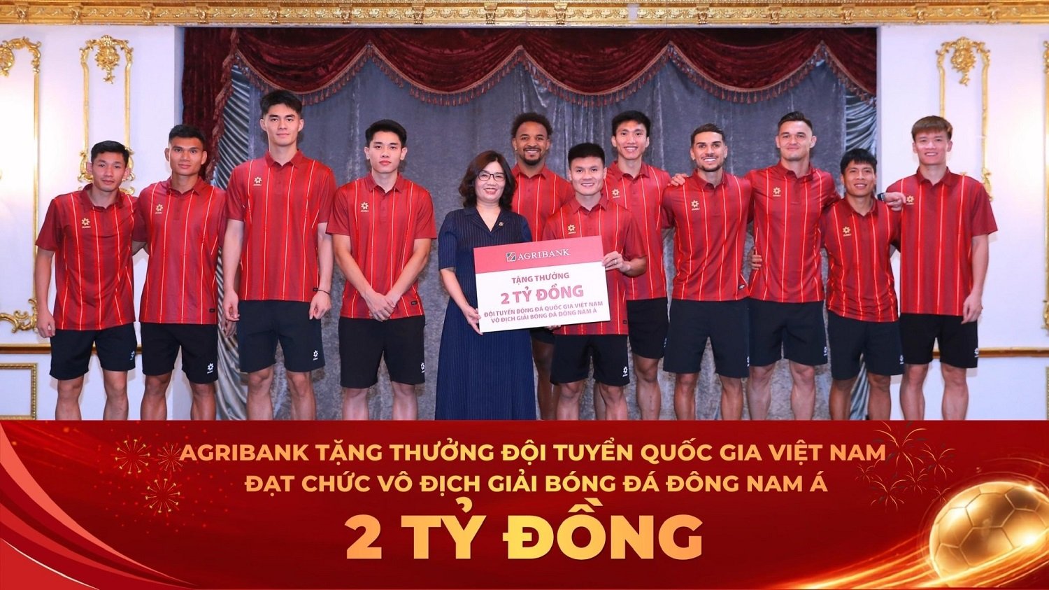 Đại diện Agribank, bà Từ Thị Kim Thanh - Thành viên HĐTV trao thưởng 2 tỷ đồng chúc mừng thành tích xuất sắc của Đội tuyển Quốc gia Việt Nam Đại diện Agribank, bà Từ Thị Kim Thanh - Thành viên HĐTV trao thưởng 2 tỷ đồng chúc mừng thành tích xuất sắc của Đội tuyển Quốc gia Việt Nam