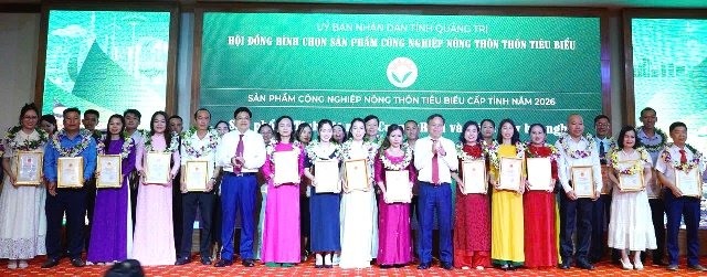 Ph&oacute; Chủ tịch UBND tỉnh Quảng Trị L&ecirc; Đức Tiến v&agrave; đại diện Ban Tổ chức trao Giấy chứng nhận sản phẩm c&ocirc;ng nghiệp n&ocirc;ng th&ocirc;n ti&ecirc;u biểu năm 2026 cho c&aacute;c doanh nghiệp, hợp t&aacute;c x&atilde; v&agrave; cơ sở sản xuất. Ảnh: Cổng Th&ocirc;ng tin điện tử tỉnh Quảng Trị.