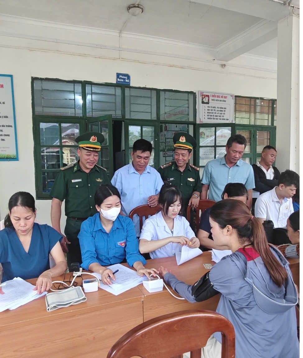 Cán bộ Đồn Biên phòng Bắc Sơn cùng địa phương tổ chức khám sức khỏe và tuyên truyền pháp luật. Cán bộ Đồn Biên phòng Bắc Sơn cùng địa phương tổ chức khám sức khỏe và tuyên truyền pháp luật.