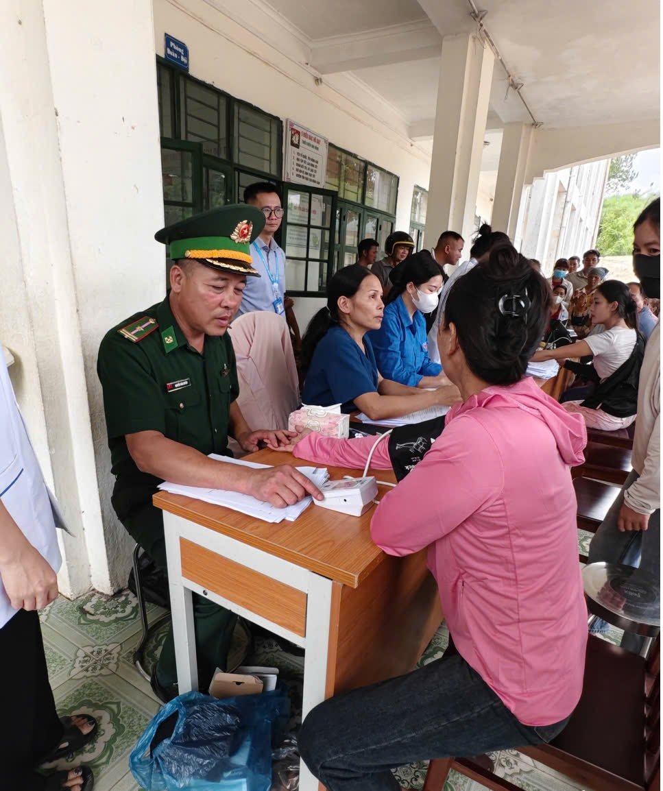 Quân y Đồn Biên phòng Bắc Sơn thăm khám sức khỏe, tạo sự gần gũi để tuyên truyền, vận động nhân dân. Quân y Đồn Biên phòng Bắc Sơn thăm khám sức khỏe, tạo sự gần gũi để tuyên truyền, vận động nhân dân.