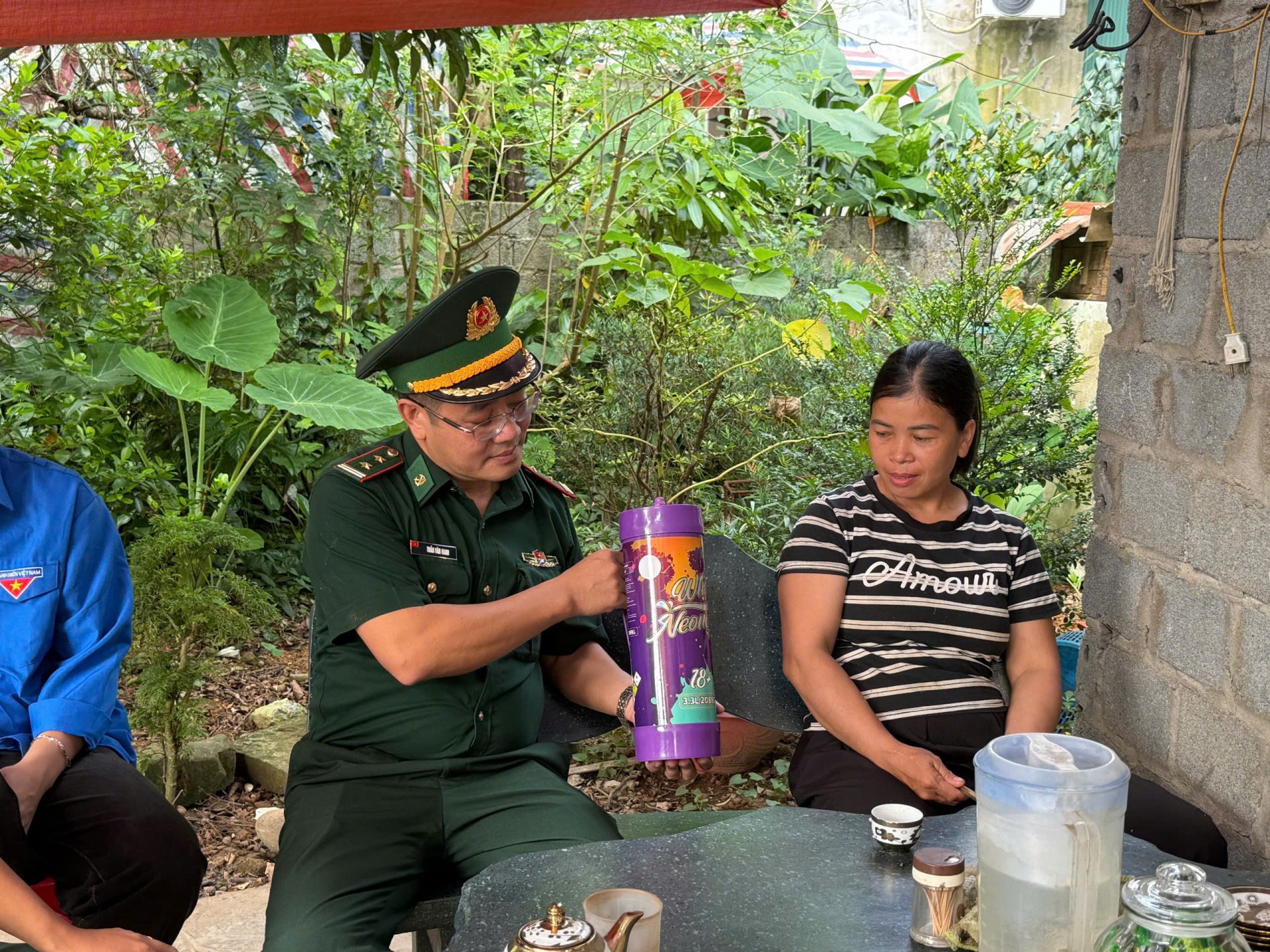 Tổ công tác liên ngành đến tận nhà dân, dùng bình khí N2O thực tế để cảnh báo tác hại cho người dân. Tổ công tác liên ngành đến tận nhà dân, dùng bình khí N2O thực tế để cảnh báo tác hại cho người dân.
