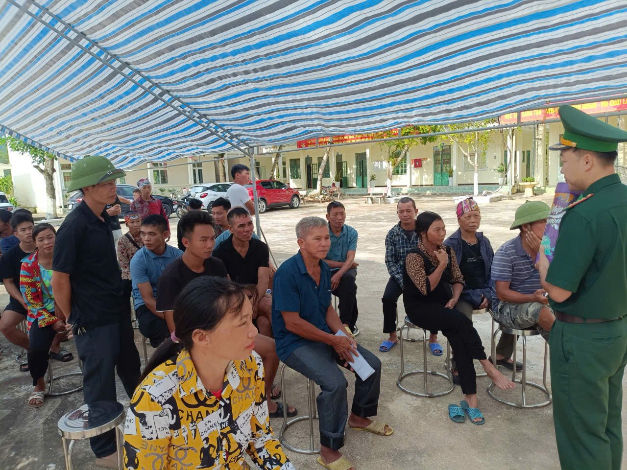 Đông đảo bà con nhân dân tập trung tham gia buổi tuyên truyền pháp luật tại điểm sinh hoạt cộng đồng. Đông đảo bà con nhân dân tập trung tham gia buổi tuyên truyền pháp luật tại điểm sinh hoạt cộng đồng.