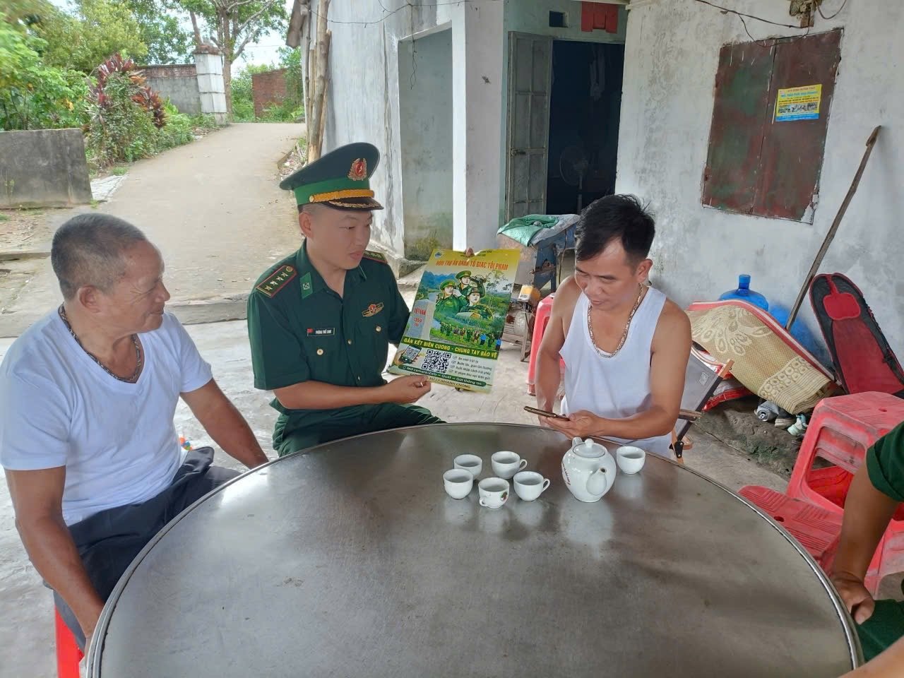 Hướng dẫn người dân quét mã QR ẩn danh để chủ động tố giác tội phạm nơi biên cương. Hướng dẫn người dân quét mã QR ẩn danh để chủ động tố giác tội phạm nơi biên cương.