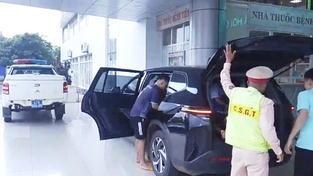 Đắk Lắk: Cảnh sát giao thông hỗ trợ đưa người bị nhồi máu cơ tim đi cấp cứu kịp thời