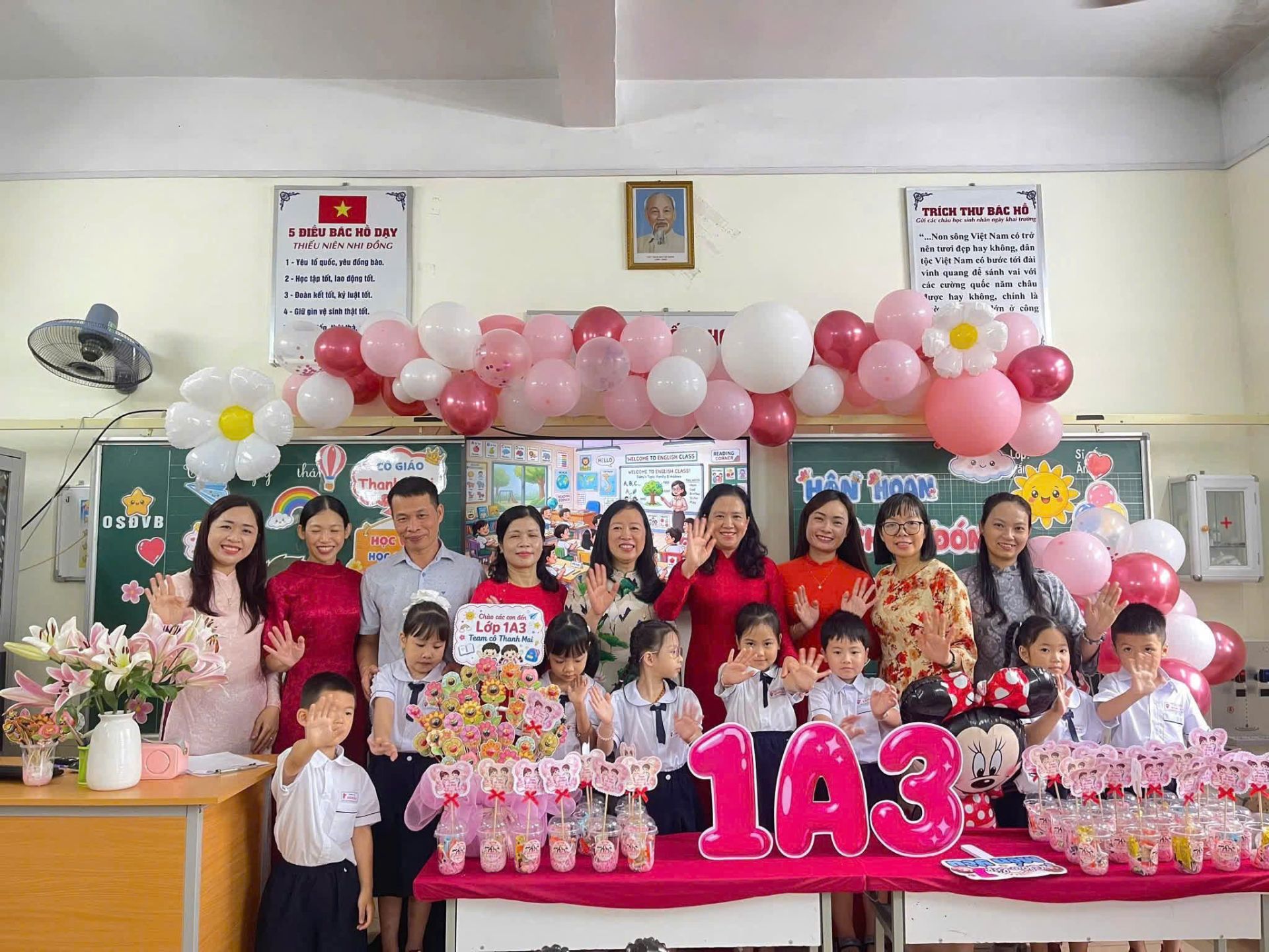 BGH Trường Tiểu học Đằng Hải chụp ảnh lưu niệm cùng GV và học sinh trong buổi tựu trường. BGH Trường Tiểu học Đằng Hải chụp ảnh lưu niệm cùng GV và học sinh trong buổi tựu trường.