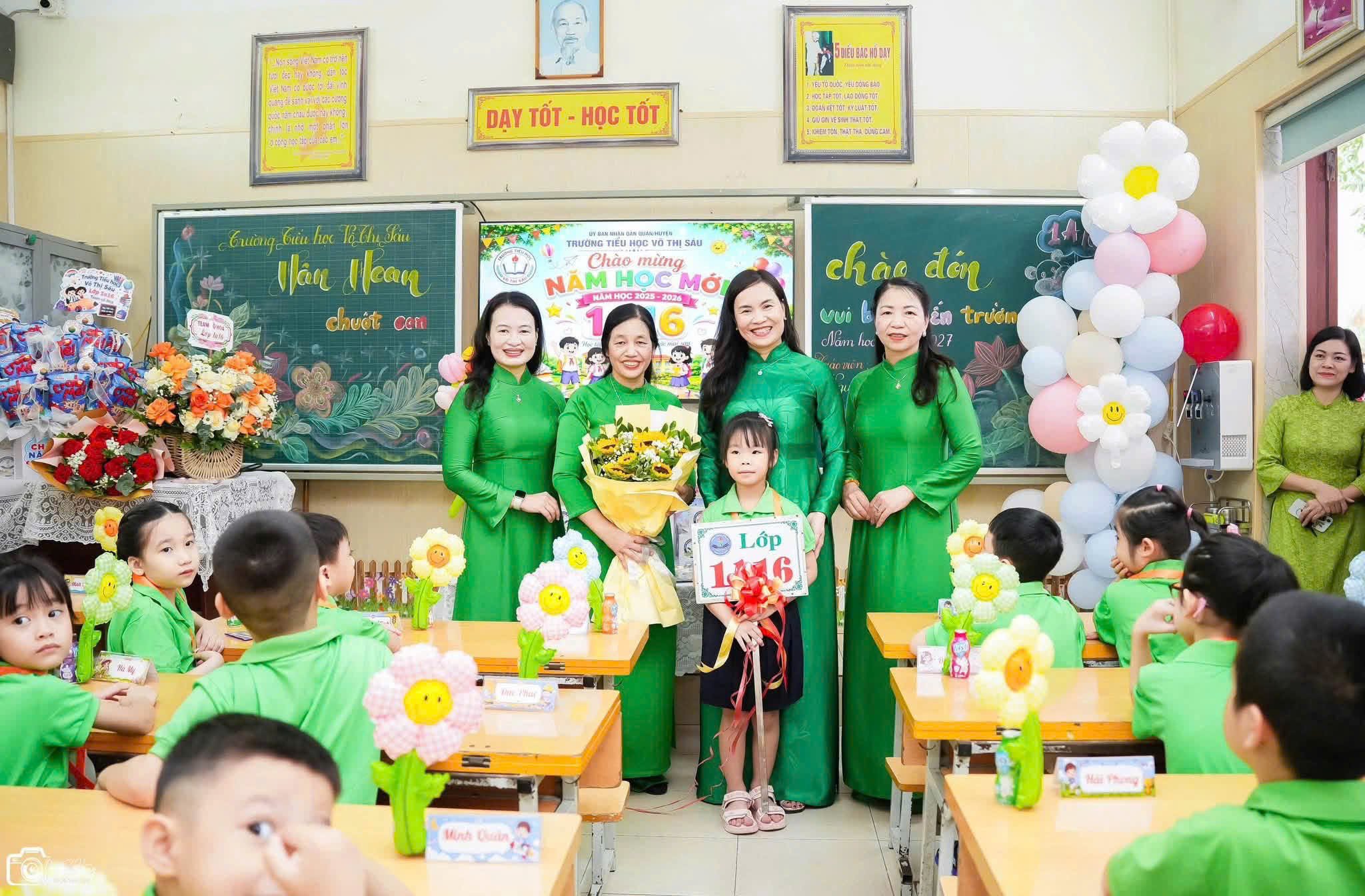 BGH Trường Tiểu học Võ Thị Sáu chụp ảnh lưu niệm cùng GV và học sinh trong buổi tựu trường. BGH Trường Tiểu học Võ Thị Sáu chụp ảnh lưu niệm cùng GV và học sinh trong buổi tựu trường.