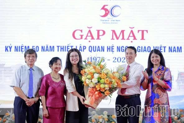L&atilde;nh đạo Ủy ban MTTQ tỉnh tặng hoa ch&uacute;c mừng.