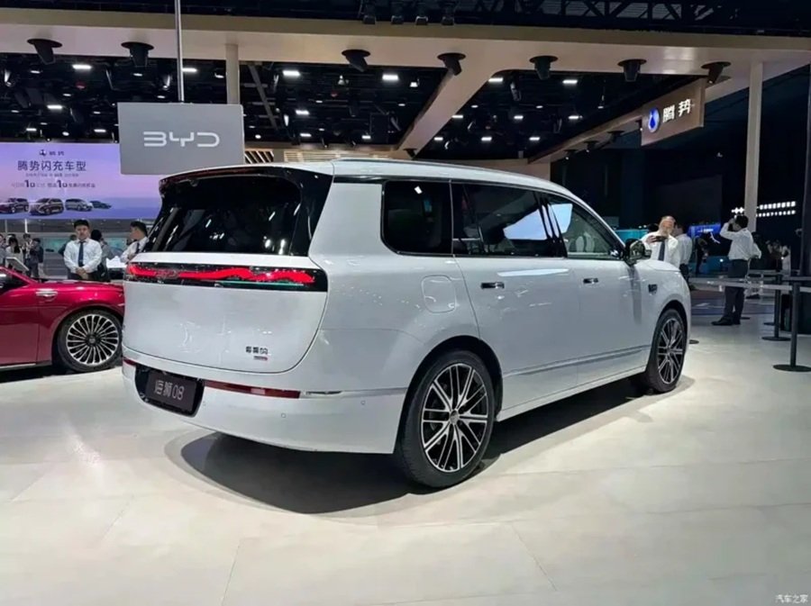 BYD Sealion 08 là mẫu SUV dài hơn 5,1 m sử dụng tay nắm cửa bán ẩn và dải đèn hậu kéo dài. BYD Sealion 08 là mẫu SUV dài hơn 5,1 m sử dụng tay nắm cửa bán ẩn và dải đèn hậu kéo dài.