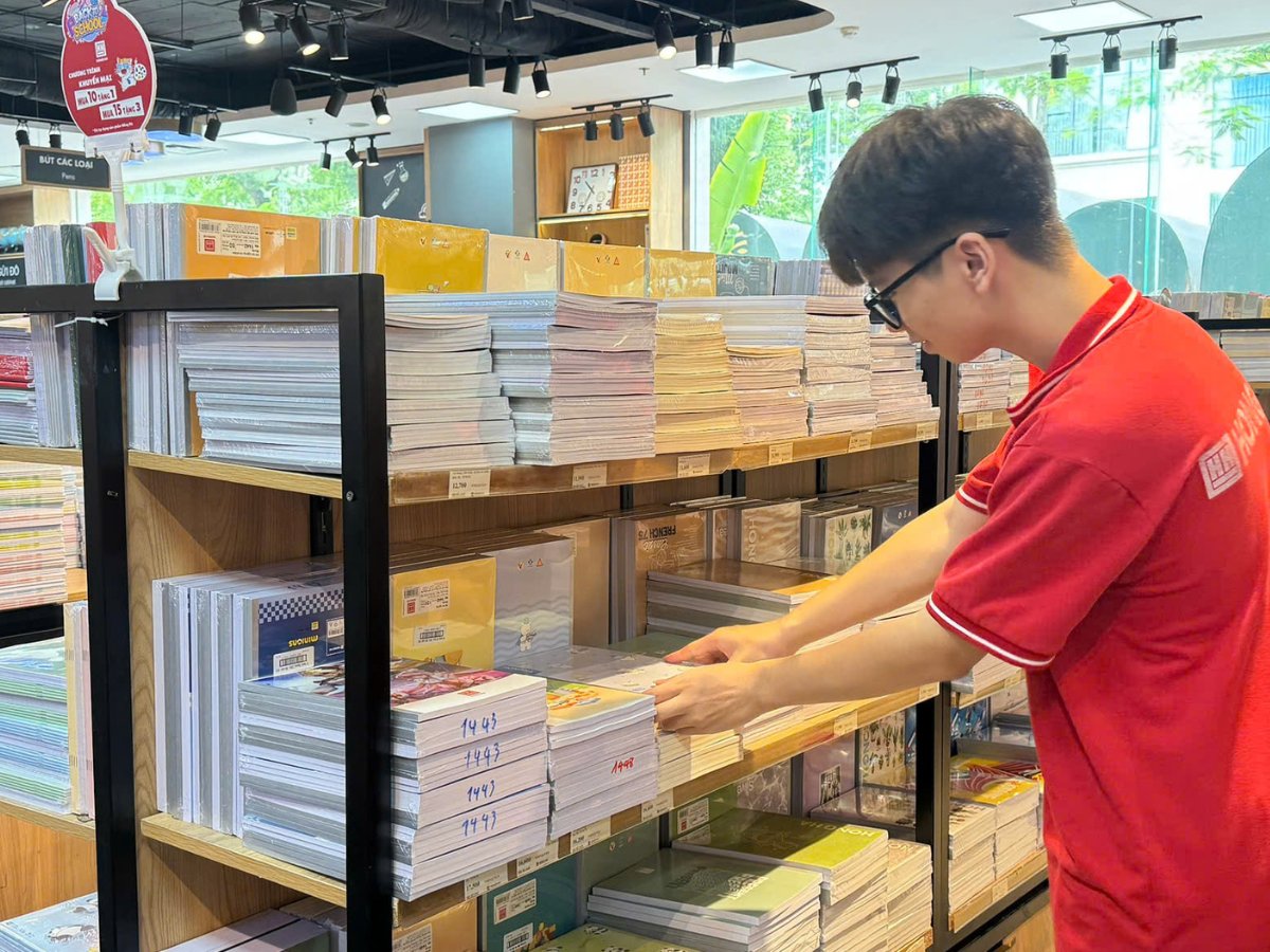 Hồng H&agrave; xử l&yacute;, đ&oacute;ng g&oacute;i đơn h&agrave;ng TMĐT tại một cửa h&agrave;ng duy nhất nhằm tối ưu năng suất.