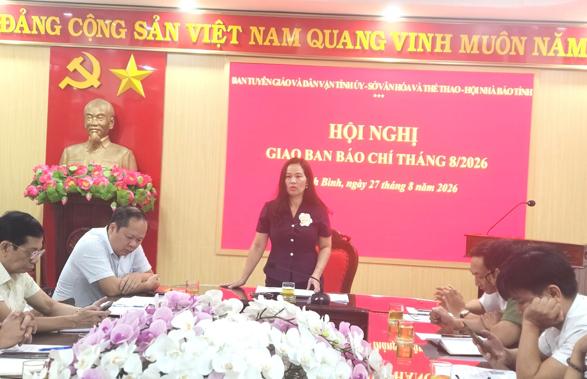 Ph&oacute; trưởng Ban Tuy&ecirc;n gi&aacute;o v&agrave; D&acirc;n vận Tỉnh ủy Ninh B&igrave;nh Nguyễn Thị Kim Phượng chủ tr&igrave; hội nghị