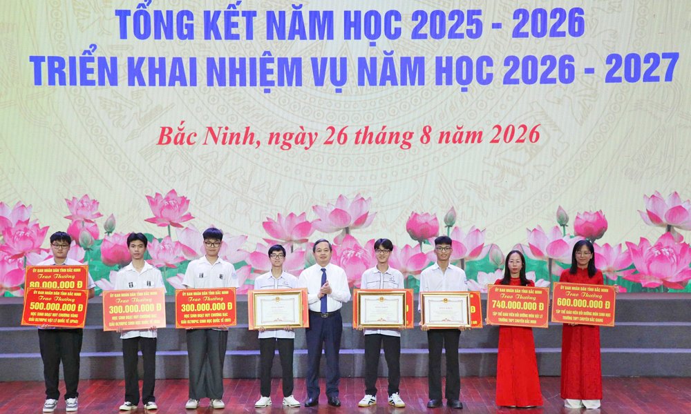 Đồng ch&iacute; Phạm Ho&agrave;ng Sơn trao Bằng khen v&agrave; biểu trưng thưởng tiền cho học sinh đoạt Huy chương Olympic khu vực, quốc tế, Thủ khoa to&agrave;n quốc tổ hợp A00 v&agrave; tập thể nh&agrave; trường c&oacute; th&agrave;nh t&iacute;ch xuất sắc trong bồi dưỡng học sinh dự thi Olympic.