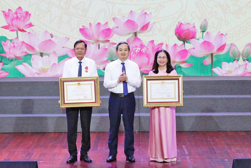 Thừa ủy quyền của Chủ tịch nước, đồng ch&iacute; Phạm Ho&agrave;ng Sơn trao Hu&acirc;n chương Lao động hạng Nh&igrave; cho đồng ch&iacute; Nguyễn Văn Th&ecirc;m, Ph&oacute; Gi&aacute;m đốc; Hu&acirc;n chương Lao động hạng Ba cho nh&agrave; gi&aacute;o Đ&agrave;o Thị Minh Hải, Ph&oacute; Trưởng ph&ograve;ng Gi&aacute;o dục trung học (Sở Gi&aacute;o dục v&agrave; Đ&agrave;o tạo).
