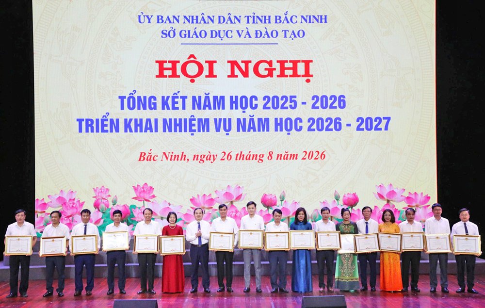 Đồng ch&iacute; Phạm Ho&agrave;ng Sơn trao Bằng khen của Bộ trưởng Bộ Gi&aacute;o dục v&agrave; Đ&agrave;o tạo cho c&aacute;c tập thể xuất sắc.
