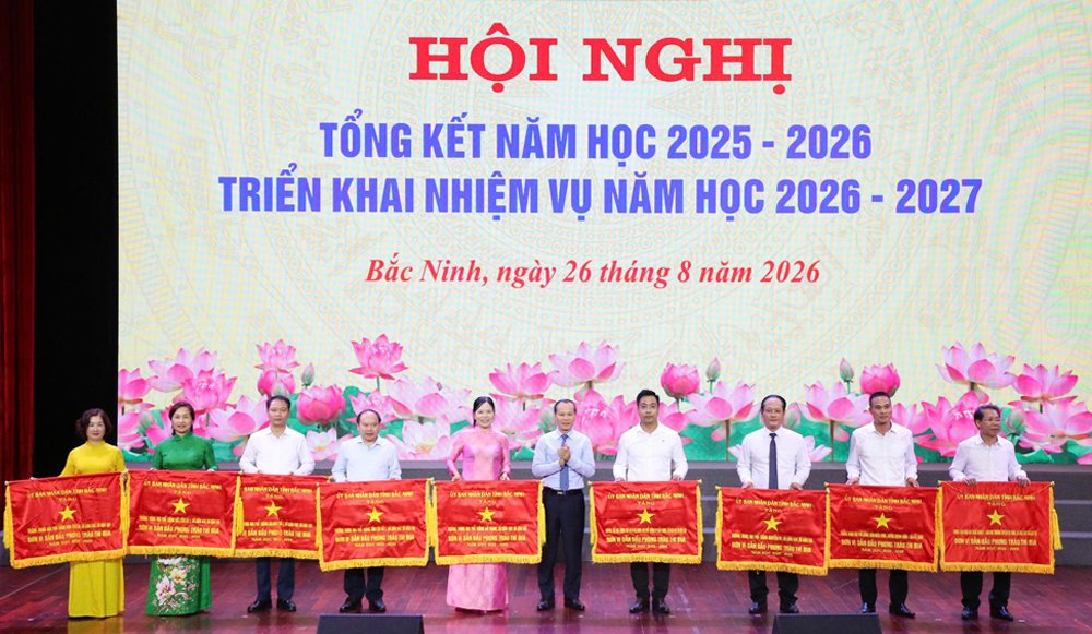 Đồng ch&iacute; Mai Sơn trao cờ thi đua của UBND tỉnh cho c&aacute;c tập thể xuất sắc.