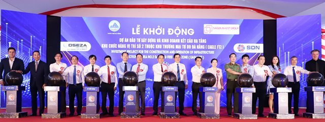 Đại biểu thực hiện nghi thức khởi động.