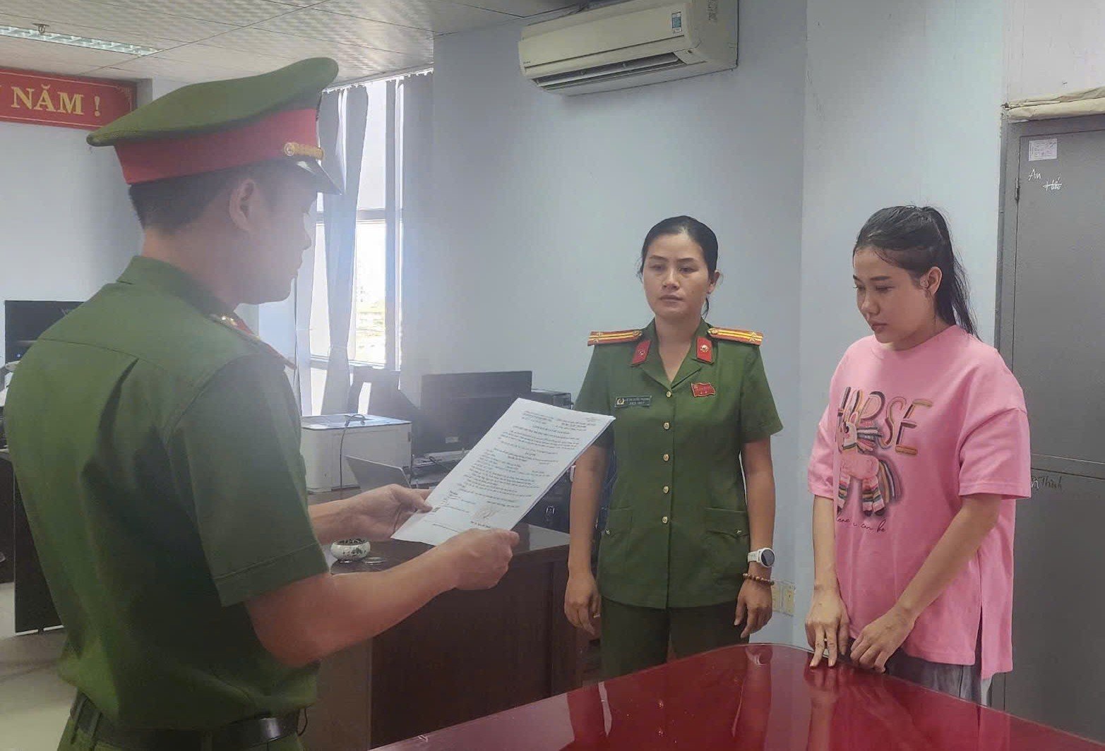 Lực lượng chức năng tống đạt c&aacute;c quyết định tố tụng đối với Nguyễn Thị Mỹ Hạnh