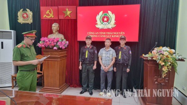 Lực lượng chức năng tống đạt quyết định tố tụng đối với bị can. Ảnh: C&ocirc;ng an Th&aacute;i Nguy&ecirc;n
