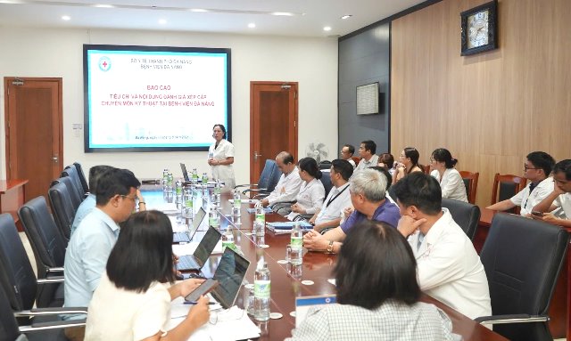 Tiến sĩ, B&aacute;c sĩ L&ecirc; Đức Nh&acirc;n Gi&aacute;m đốc Bệnh viện Đ&agrave; Nẵng.