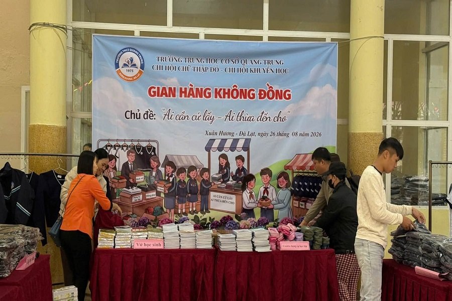 Trường THCS Quang Trung, phường Xu&acirc;n Hương - Đ&agrave; Lạt, tỉnh L&acirc;m Đồng tổ chức &ldquo;Gian h&agrave;ng 0 đồng - Ai cần cứ lấy, ai thừa đến cho&rdquo;. (Ảnh: Trường THCS Quang Trung)