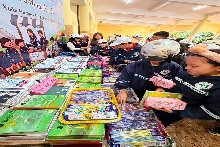 Từ hiệu quả của lần đầu tổ chức, Trường THCS Quang Trung dự kiến duy tr&igrave; &ldquo;Gian h&agrave;ng 0 đồng&rdquo; mỗi th&aacute;ng một lần, nhằm kịp thời hỗ trợ học sinh trong suốt năm học.