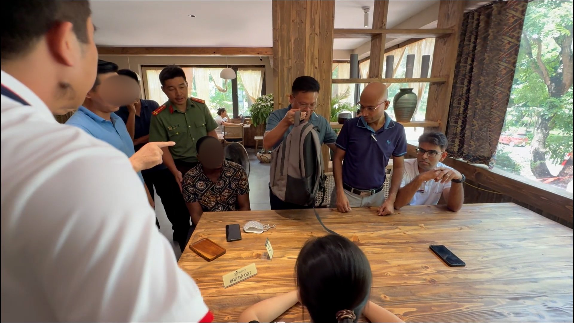 Lực lượng chức năng bắt quả tang c&aacute;c đối tượng đang thực hiện giao t&agrave;i liệu giả cho người đặt mua v&agrave; nhận tiền c&ocirc;ng l&agrave;m giấy tờ giả. Ảnh: C&ocirc;ng an Hưng Y&ecirc;n