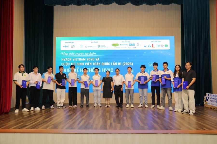 Đại diện c&aacute;c đội sinh vi&ecirc;n tham gia cuộc thi Thiết kế Hệ thống HVAC To&agrave;n quốc 2026