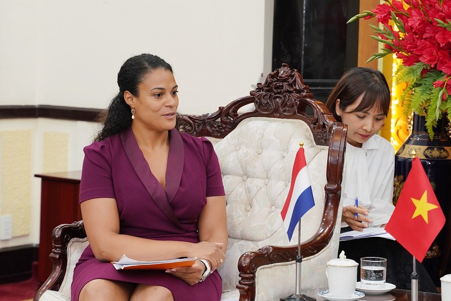 B&agrave; Ra&iuml;ssa Marteaux, Tổng L&atilde;nh sự Vương quốc H&agrave; Lan tại Th&agrave;nh phố Hồ Ch&iacute; Minh ph&aacute;t biểu tại buổi l&agrave;m việc.