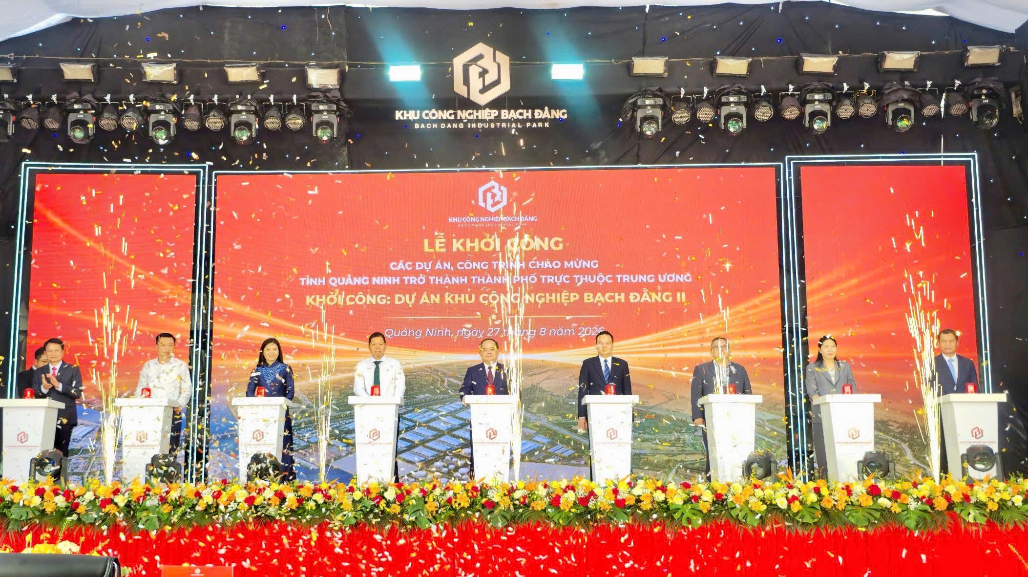 B&iacute; thư Tỉnh ủy Quảng Ninh c&ugrave;ng c&aacute;c đại biểu ấn n&uacute;t khởi c&ocirc;ng Dự &aacute;n Đầu tư kinh doanh cơ sở hạ tầng Khu c&ocirc;ng nghiệp Bạch Đằng II tại phường Li&ecirc;n H&ograve;a