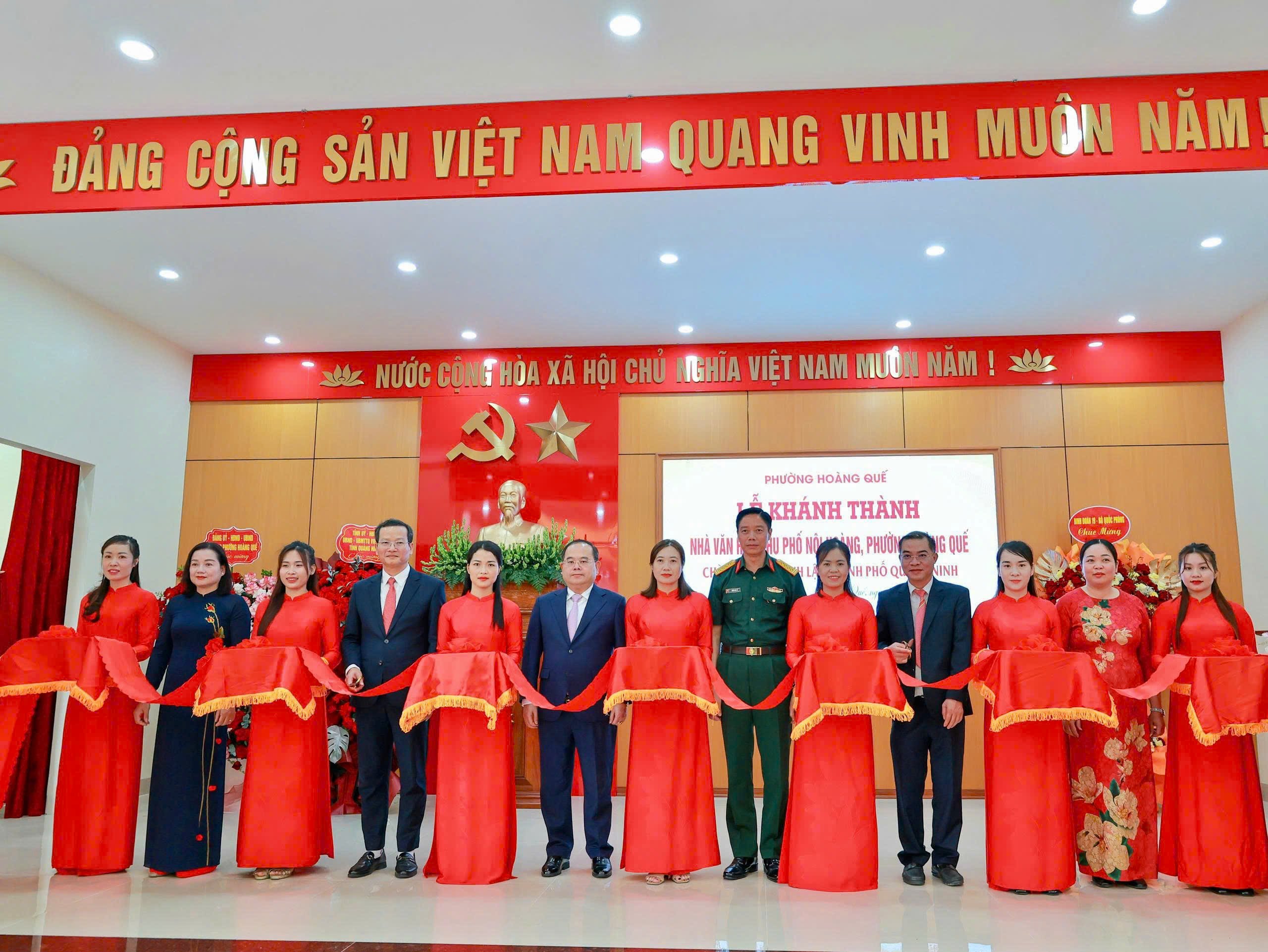 B&iacute; thư Tỉnh ủy Quảng Ninh tặng hoa ch&uacute;c mừng khu phố Nội Ho&agrave;ng