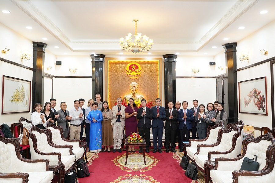 L&atilde;nh đạo tỉnh L&acirc;m Đồng v&agrave; đo&agrave;n c&ocirc;ng t&aacute;c Tổng L&atilde;nh sự Vương quốc H&agrave; Lan tại TP Hồ Ch&iacute; Minh chụp h&igrave;nh lưu niệm.