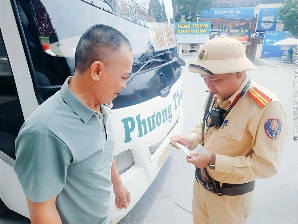 Tổ c&ocirc;ng t&aacute;c của Ph&ograve;ng Cảnh s&aacute;t giao th&ocirc;ng, C&ocirc;ng an tỉnh Bắc Ninh kiểm tra một xe &ocirc; t&ocirc; chở kh&aacute;ch tại địa b&agrave;n x&atilde; T&acirc;n Y&ecirc;n. Ảnh chụp chiều 26/8.