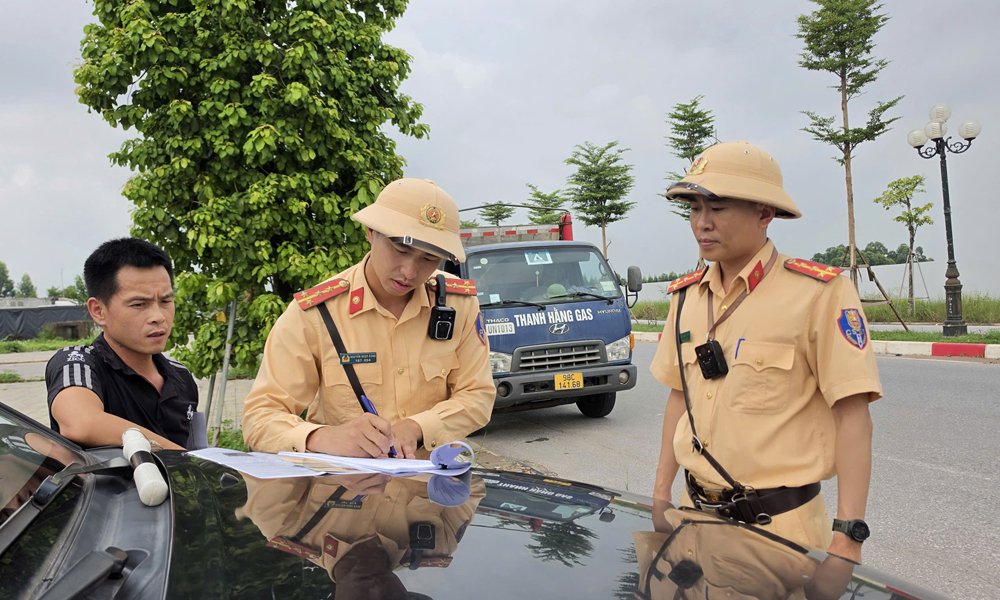 Tổ c&ocirc;ng t&aacute;c của Đội Cảnh s&aacute;t giao th&ocirc;ng đường bộ số 3, Ph&ograve;ng Cảnh s&aacute;t giao th&ocirc;ng, C&ocirc;ng an tỉnh Bắc Ninh kiểm tra một xe tải tại địa b&agrave;n phường T&acirc;n Tiến. Ảnh chụp chiều 26/8