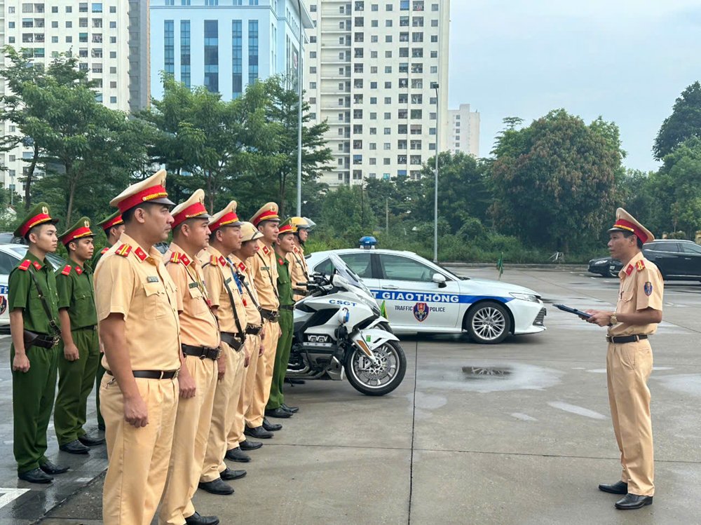 Đội Cảnh s&aacute;t giao th&ocirc;ng đường bộ số 1 v&agrave; số 2, Ph&ograve;ng Cảnh s&aacute;t giao th&ocirc;ng, C&ocirc;ng an tỉnh Bắc Ninh ra qu&acirc;n thực hiện tổng kiểm so&aacute;t xử l&yacute; phương tiện kinh doanh vận tải vi phạm tại địa b&agrave;n tỉnh Bắc Ninh cũ.