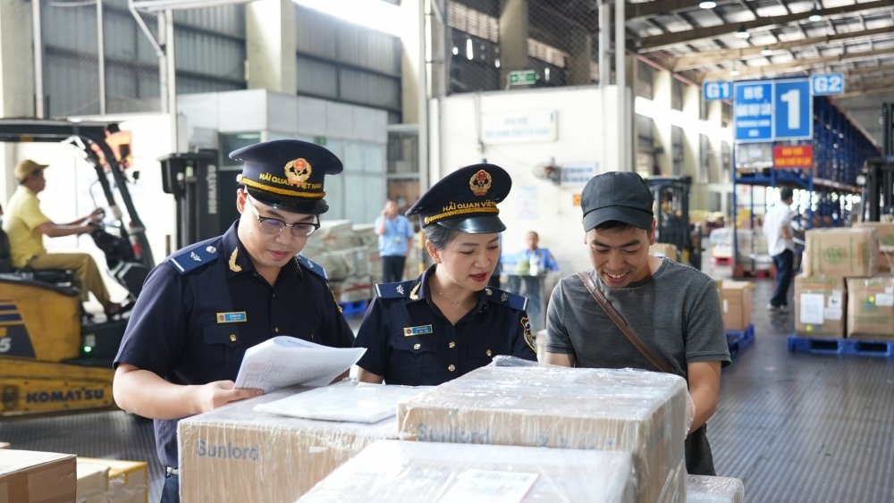 Công chức ngành Hải quan kiểm tra hàng hóa xuất nhập khẩu. Ảnh: customs.gov.vn Công chức ngành Hải quan kiểm tra hàng hóa xuất nhập khẩu. Ảnh: customs.gov.vn