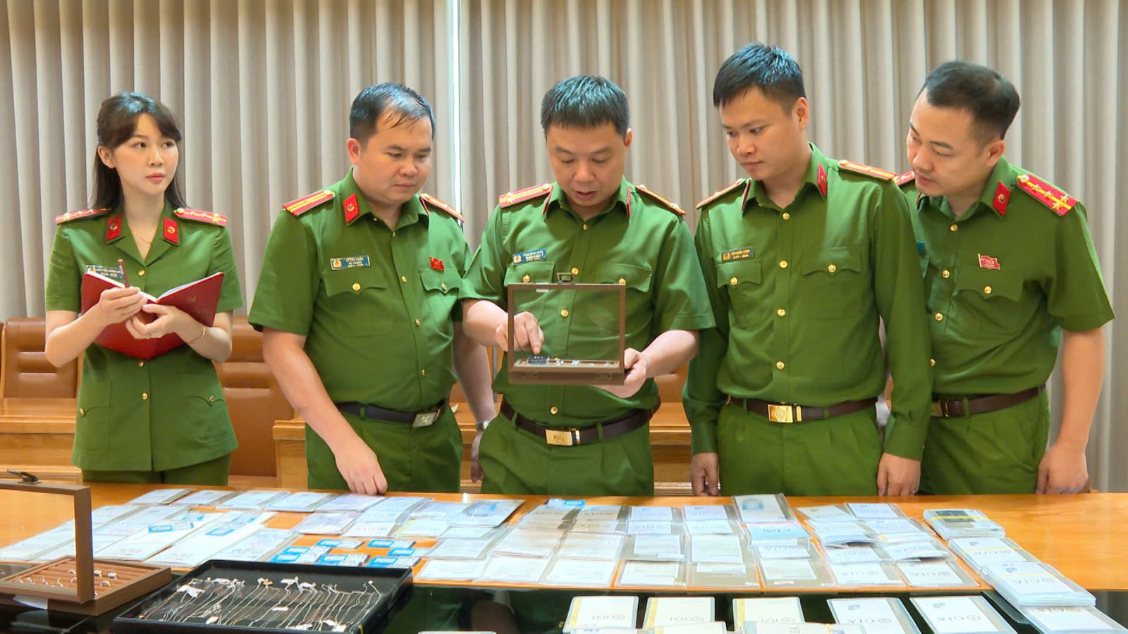 Lực lượng chức năng kiểm đếm tang vật. Ảnh:
