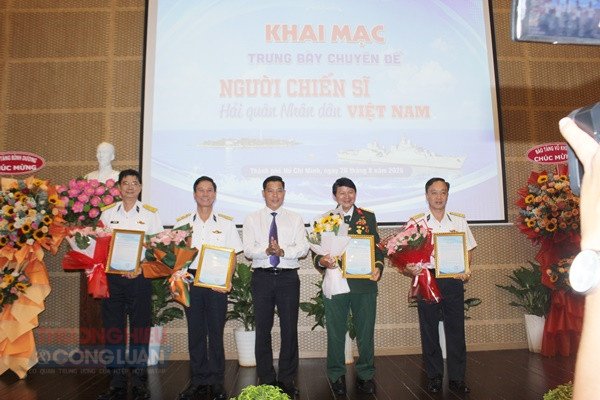 Bảo tàng - Thư viện Bà Rịa - Vũng Tàu tặng hoa, cảm ơn các đơn vị phối hợp: Bộ Tư lệnh Vùng 2 Hải quân, Lữ đoàn 125, Lữ đoàn 171, Lữ đoàn 681 và Nghệ sĩ Nhiếp ảnh, Đại tá Đoàn Hoài Trung – Chủ tịch Hội Nhiếp ảnh TP. Hồ Chí Minh. Bảo tàng - Thư viện Bà Rịa - Vũng Tàu tặng hoa, cảm ơn các đơn vị phối hợp: Bộ Tư lệnh Vùng 2 Hải quân, Lữ đoàn 125, Lữ đoàn 171, Lữ đoàn 681 và Nghệ sĩ Nhiếp ảnh, Đại tá Đoàn Hoài Trung – Chủ tịch Hội Nhiếp ảnh TP. Hồ Chí Minh.