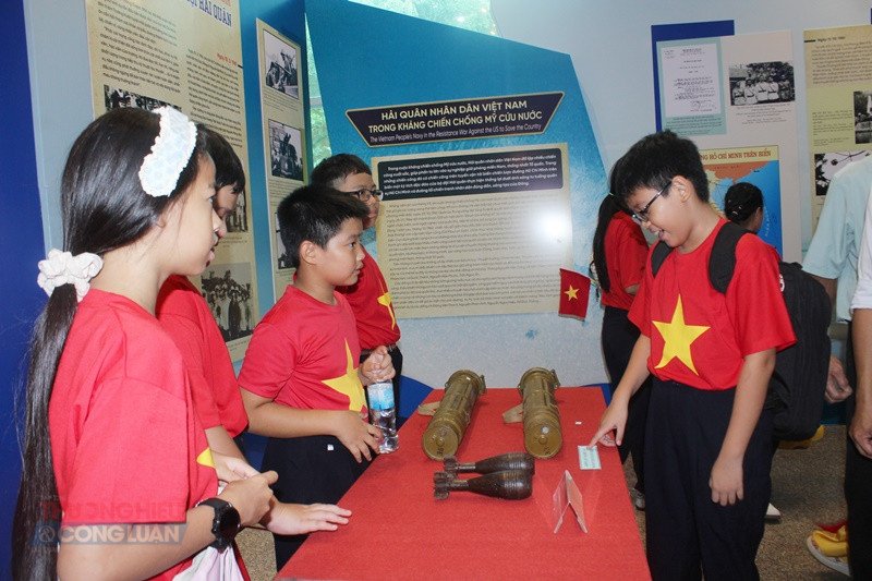 Bài học lịch sử sinh động với các em học sinh thông qua hình ảnh, hiện vật. Bài học lịch sử sinh động với các em học sinh thông qua hình ảnh, hiện vật.