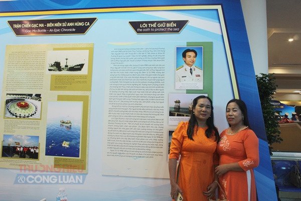 Chị Vũ Hồng và chị gái bên hình ảnh tư liệu anh trai Anh hùng lực lượng vũ trang nhân dân - Liệt sĩ Vũ Quang Chương. Chị Vũ Hồng và chị gái bên hình ảnh tư liệu anh trai Anh hùng lực lượng vũ trang nhân dân - Liệt sĩ Vũ Quang Chương.