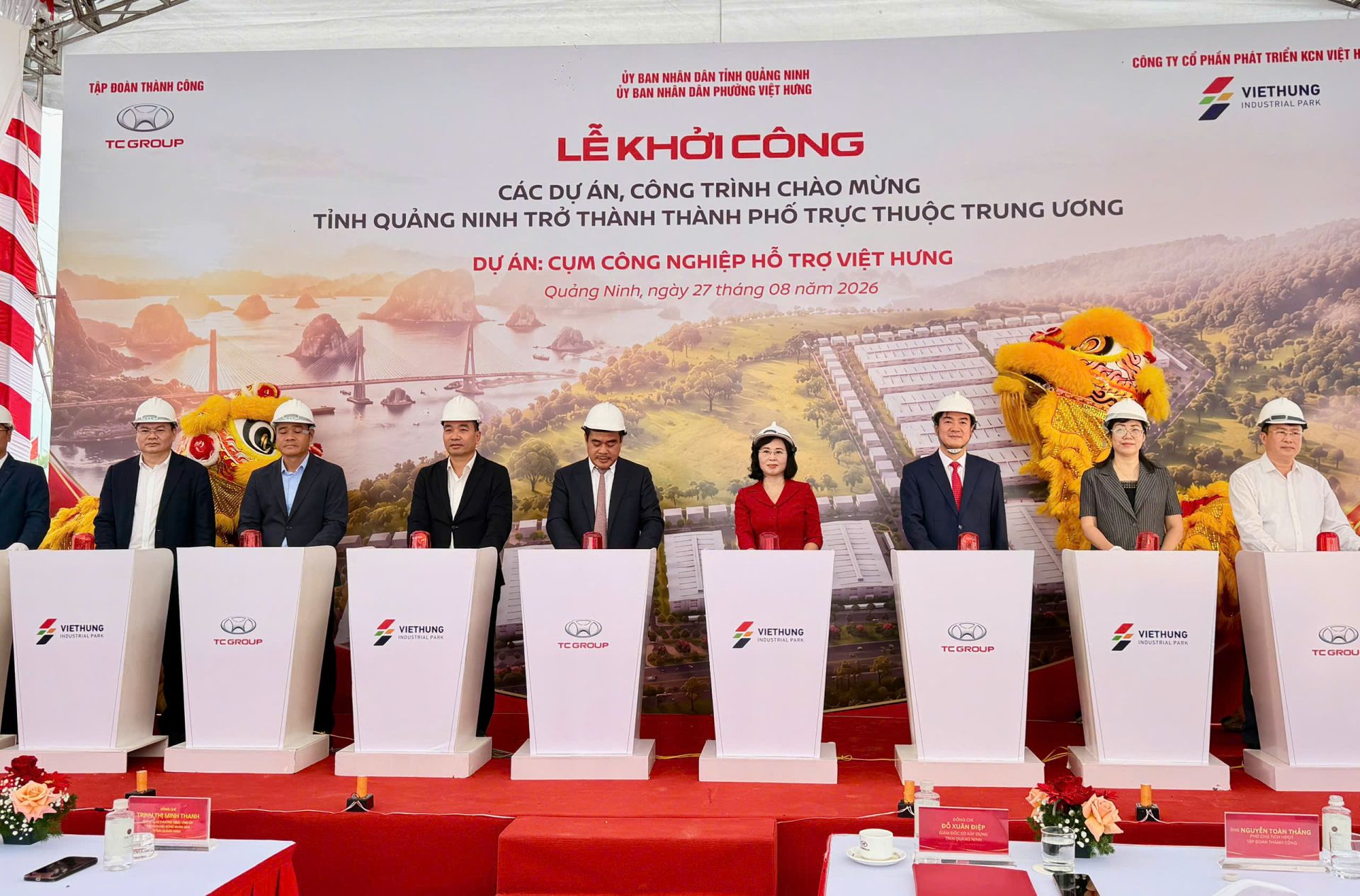 Các đại biểu bấm nút khởi công dự án Cụm công nghiệp hỗ trợ Việt Hưng Các đại biểu bấm nút khởi công dự án Cụm công nghiệp hỗ trợ Việt Hưng