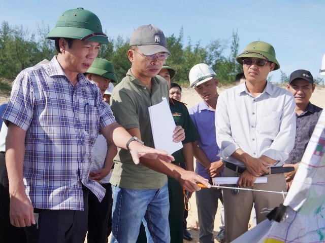 Ph&oacute; Chủ tịch Thường trực UBND tỉnh Ho&agrave;ng Nam kiểm tra tiến độ Đường ven biển kết nối H&agrave;nh lang kinh tế Đ&ocirc;ng T&acirc;y.